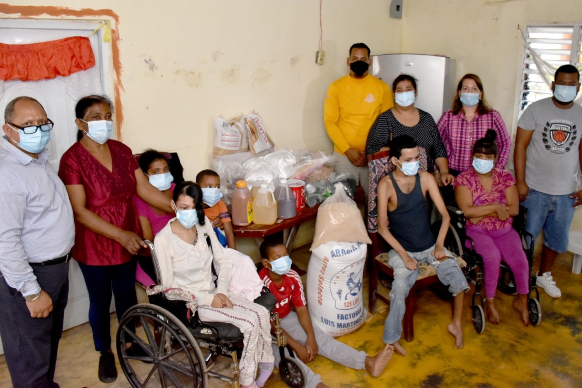 Comedores económicos van en auxilio de familia vulnerable.