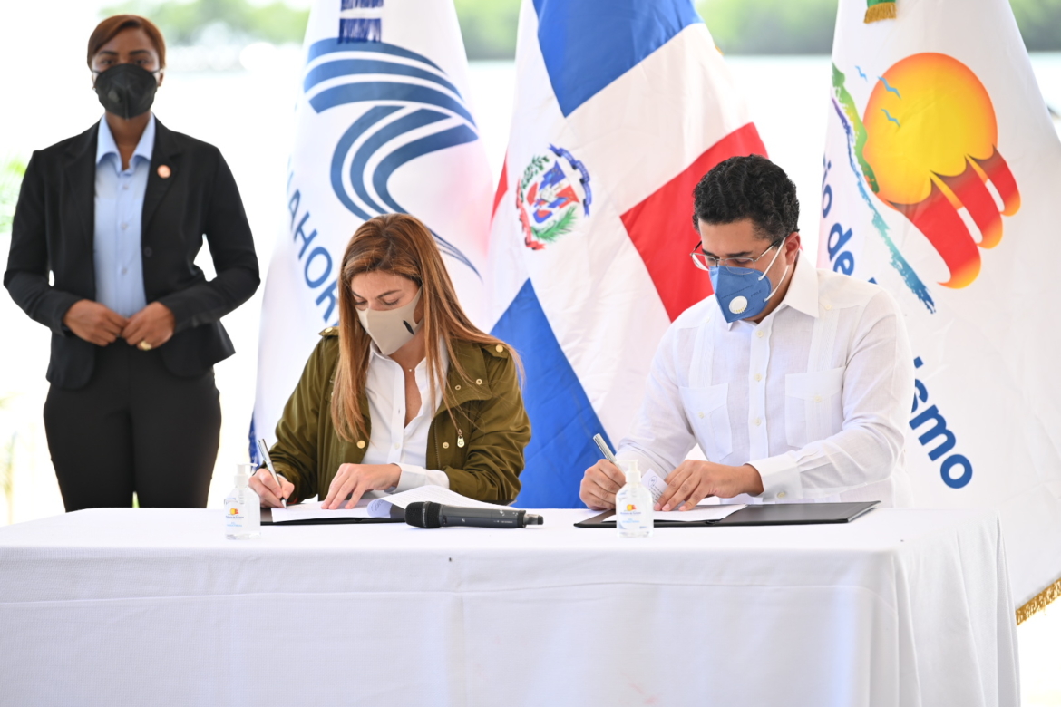 Firman acuerdos para recuperación de playas y costas.-