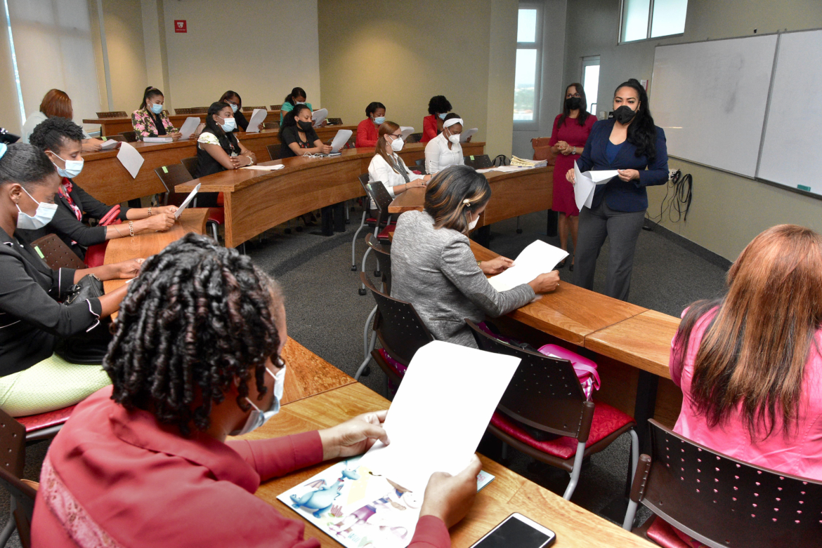 Raquel Liriano mientras orienta a los participantes de los programas sobre los deberes del proceso formativo.