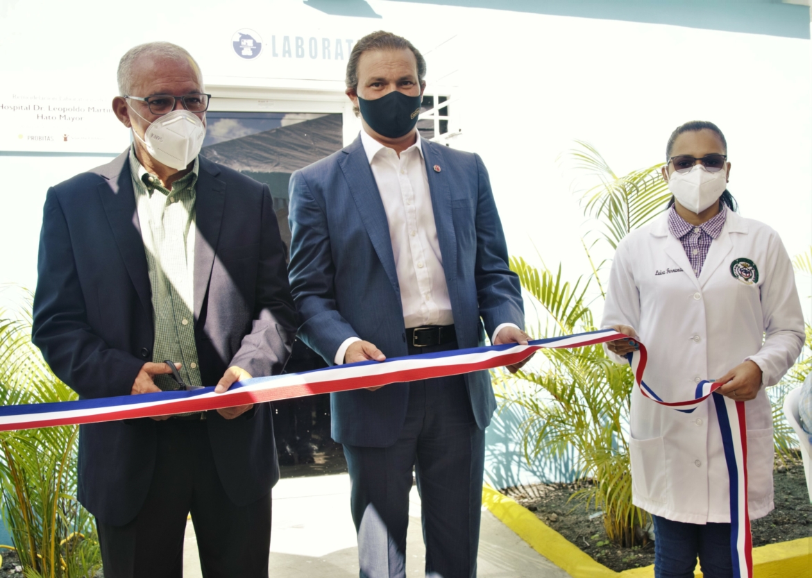 Dr. Bruno Cuevas y Juan Tomas Díaz realizan el corte de cinta .