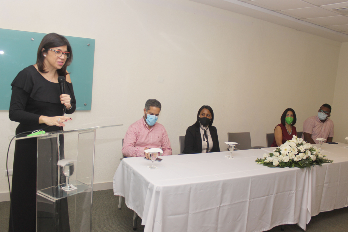 La doctora Ana Simó mientras habla en el lanzamiento.