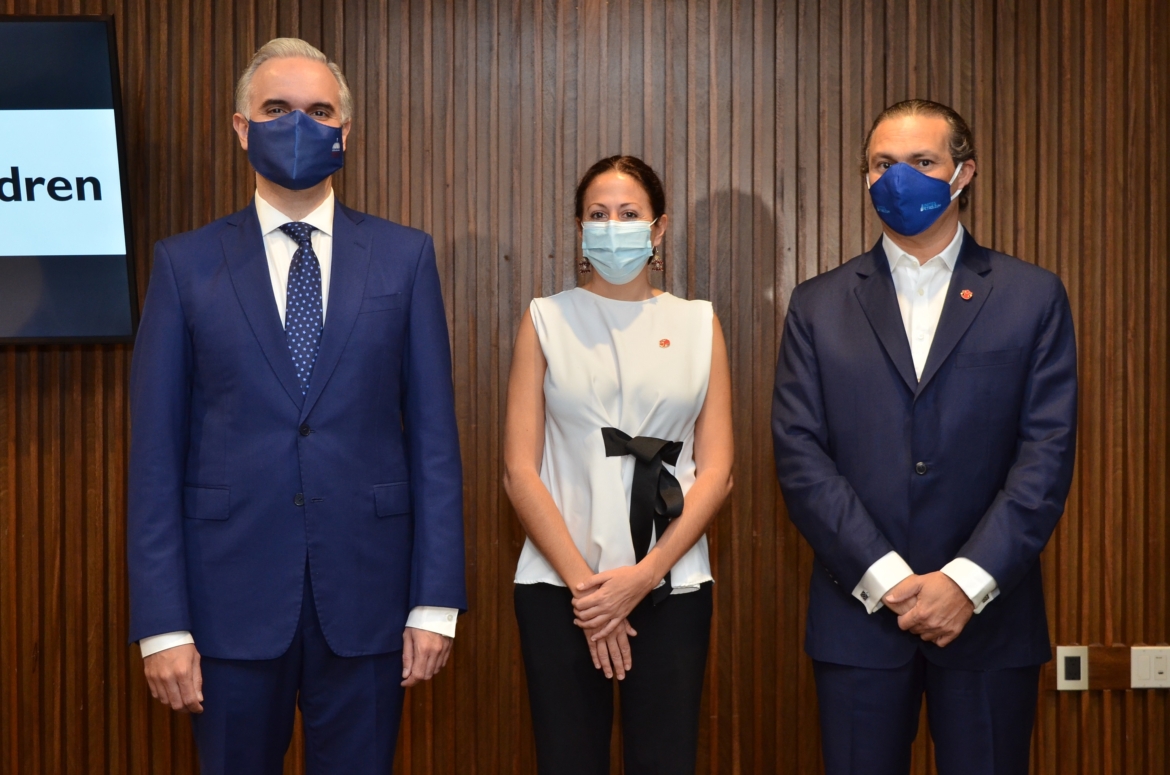 Luis Miguel de Camps-Ministro de Trabajo, Alba Rodríguez-Directora Ejecutiva Save the Children Dominicana y Juan Tomás Díaz-Presidente Save the Children Dominicana.