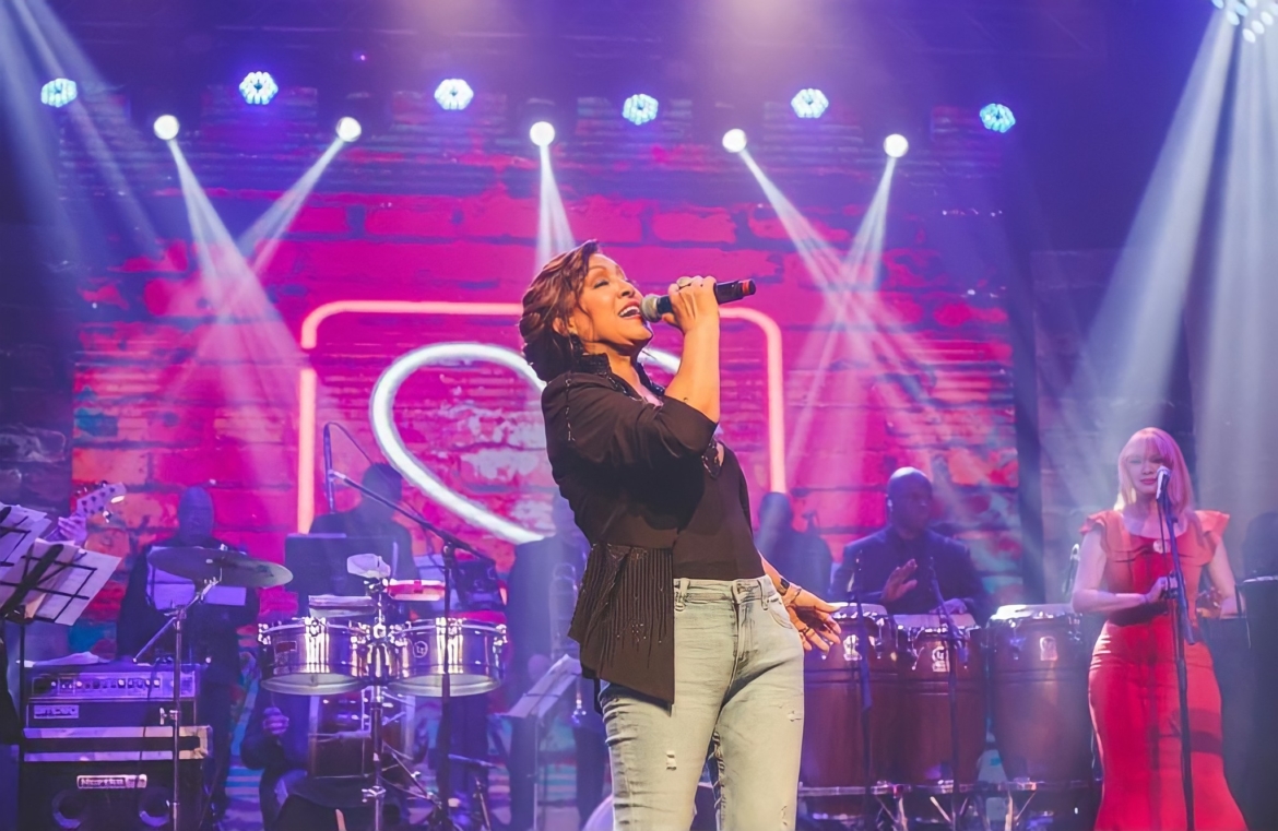 Milly Quezada deslumbra con un espectacular concierto.-