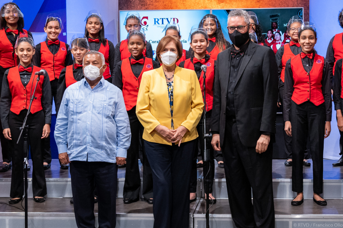 Nelson Marte, Carmen Heredia y Angel Herdz junto al Coro Nacional de Niños