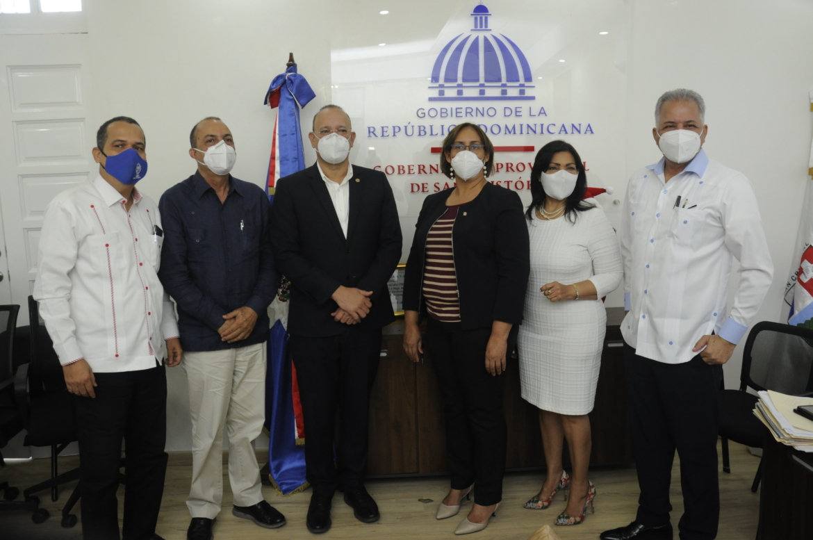 Ulises Rodríguez junto a autoridades de San Cristobal