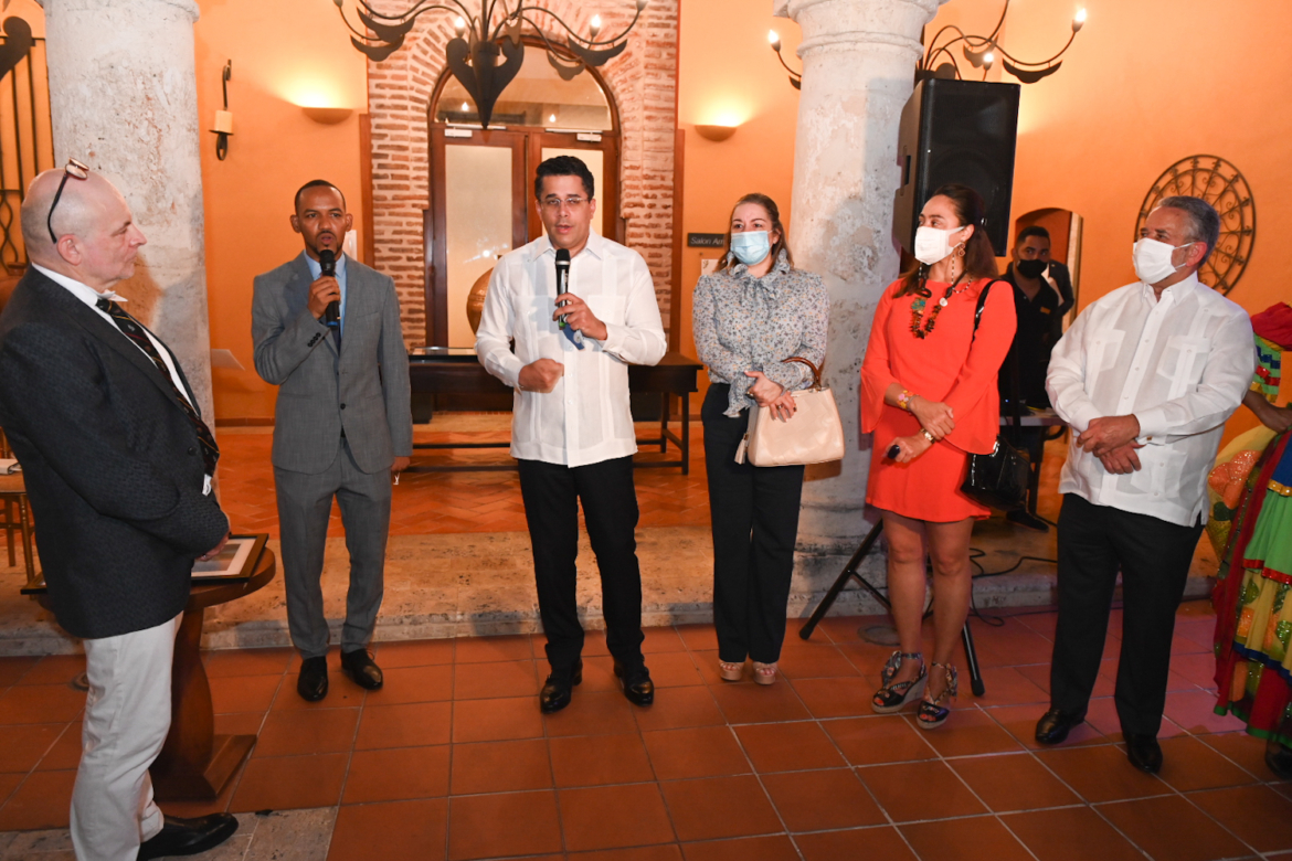 David Collado se dirige al grupo de periodistas.