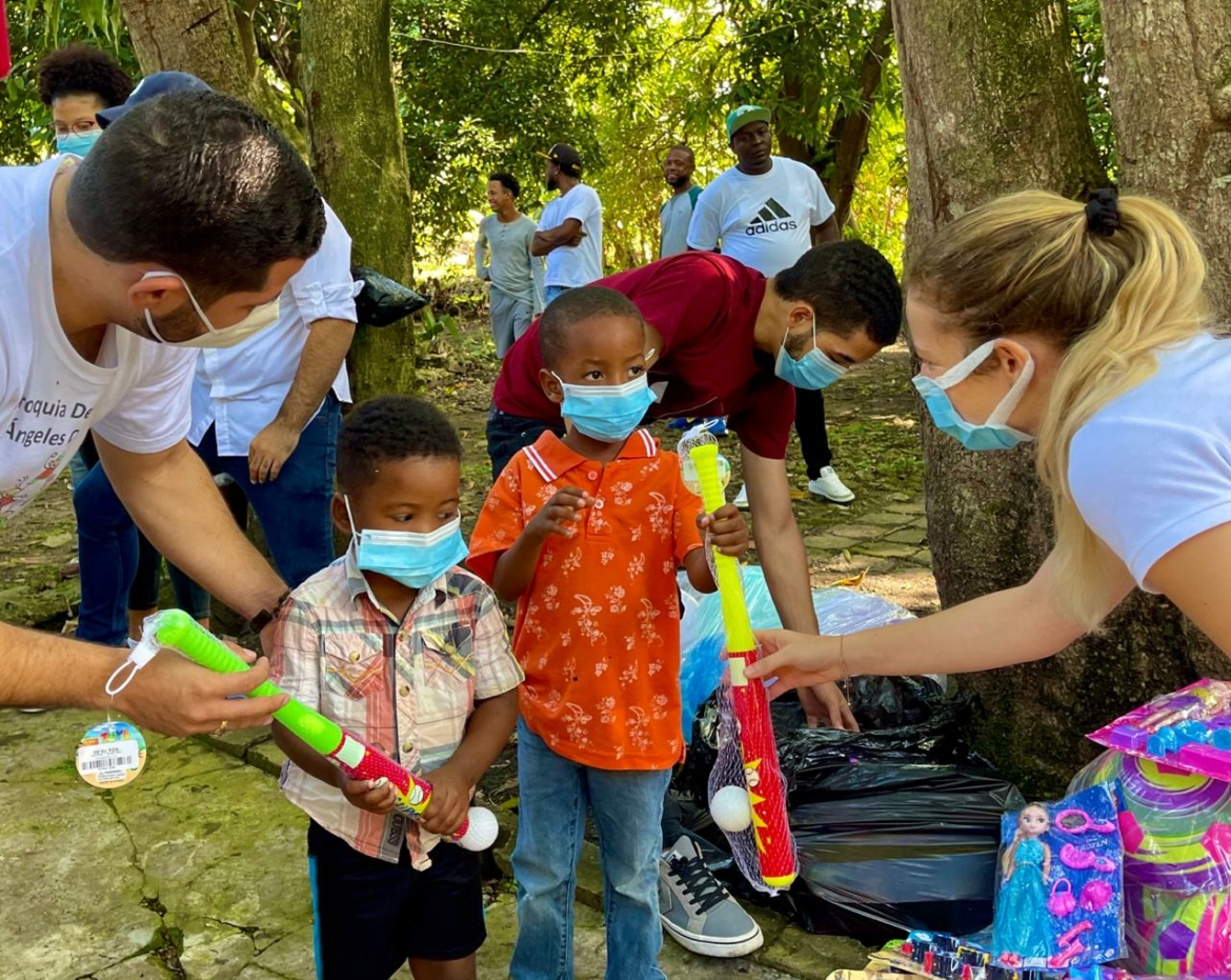 Jóvenes intercambian plásticos por juguetes.