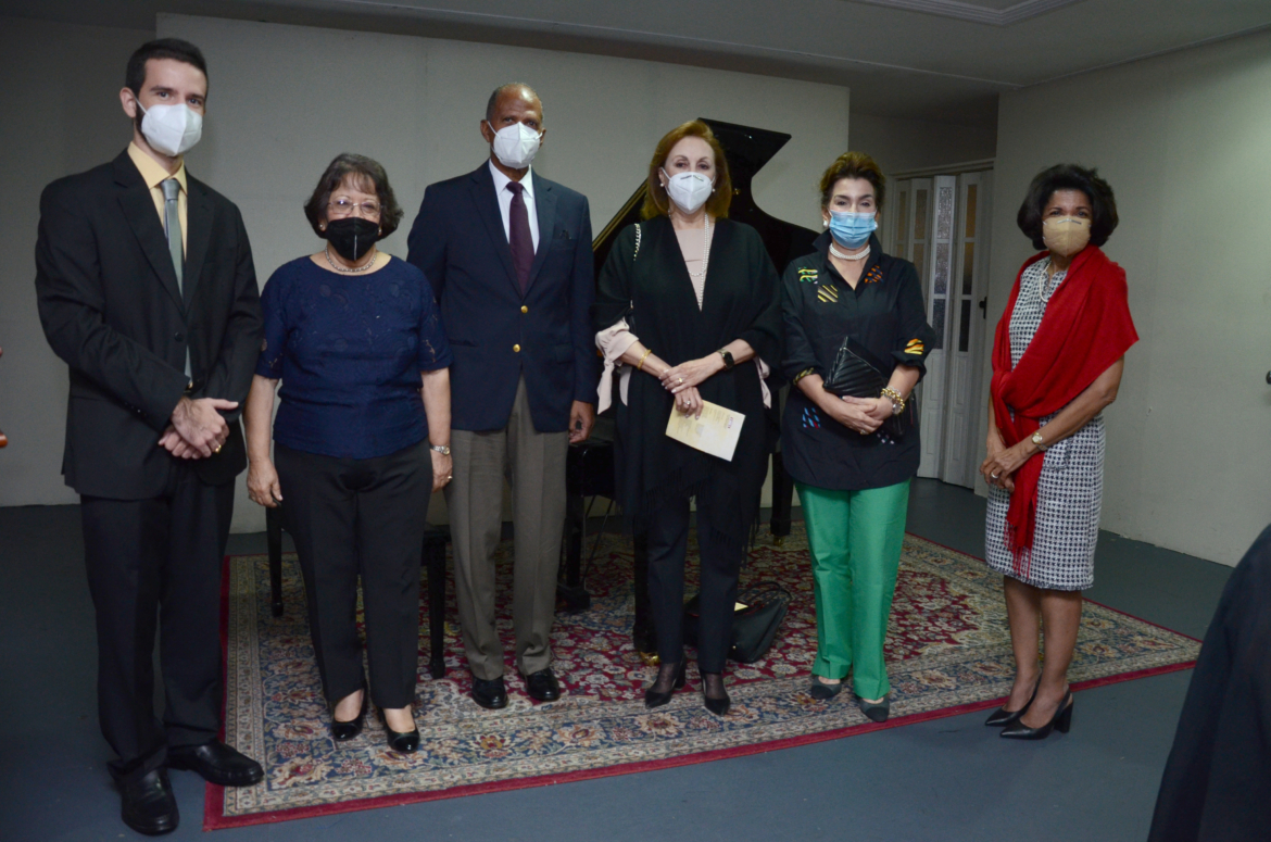 Luis Peña, Bernanda Jorge, Iván Domínguez, Rita Espaillat , Maritza Bonetti y Rhina Ibert