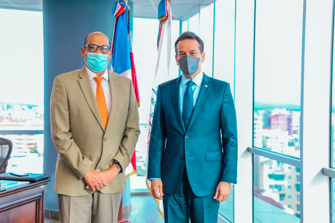 Ministro Bisonó trabaja para colocar productos y servicios dominicanos en el exterior.