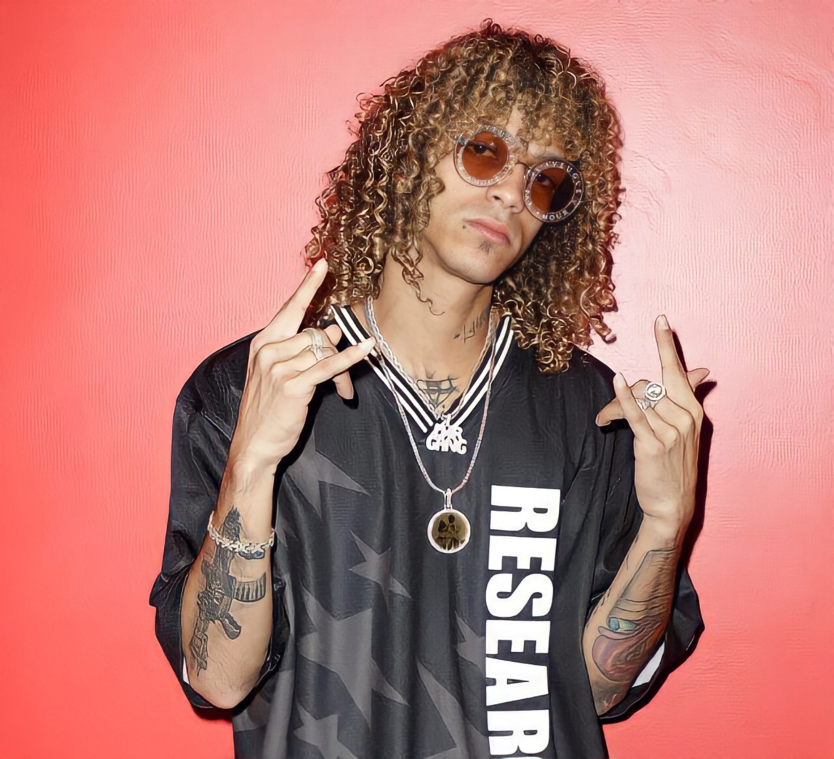 Se hace acompañar de Farruko, Natti Natasha, y otros grandes artistas del género urbano.