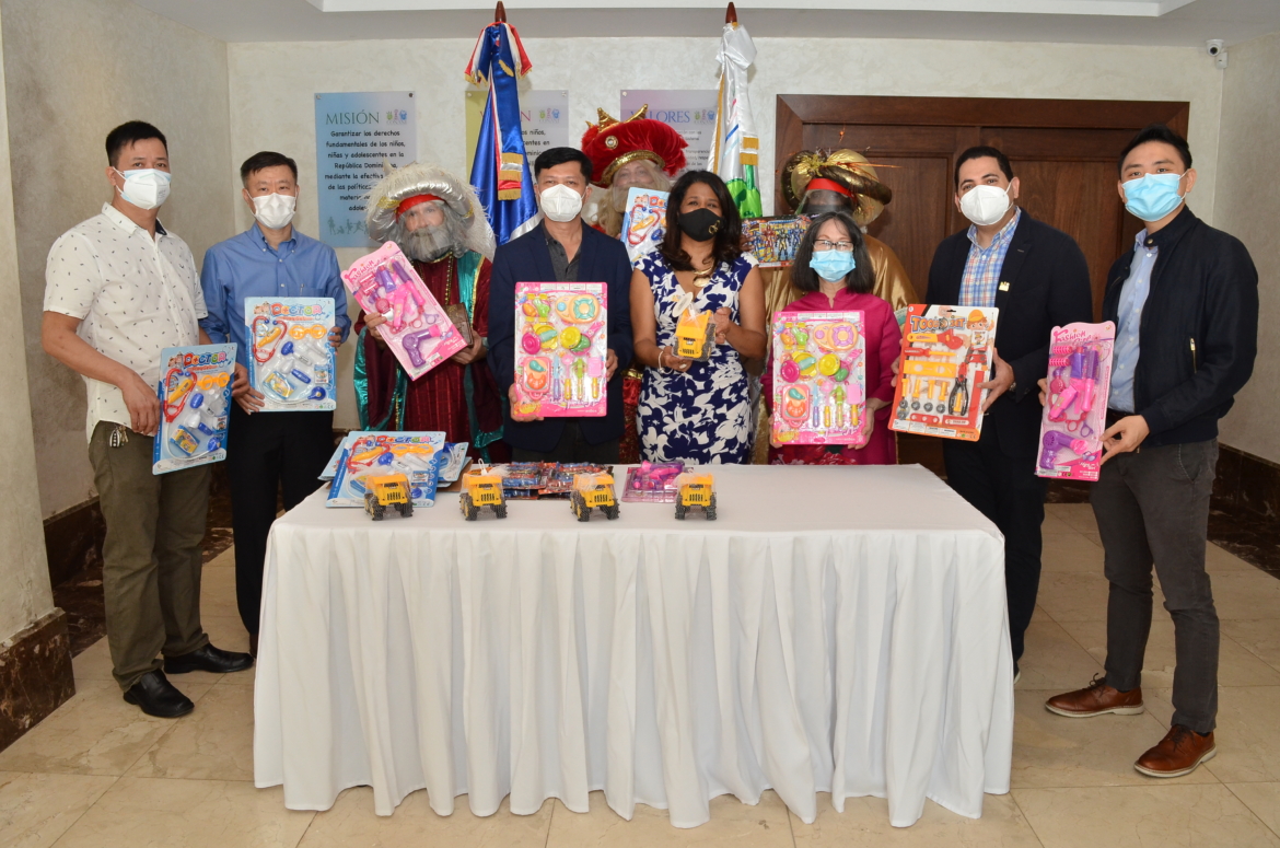 William Chen, Yeuk Fai Cheung, Darío Sang, Paula Disla, Leibi Ng, Omar Espinal y Jack Liang. Detrás los 3 Reyes Magos.