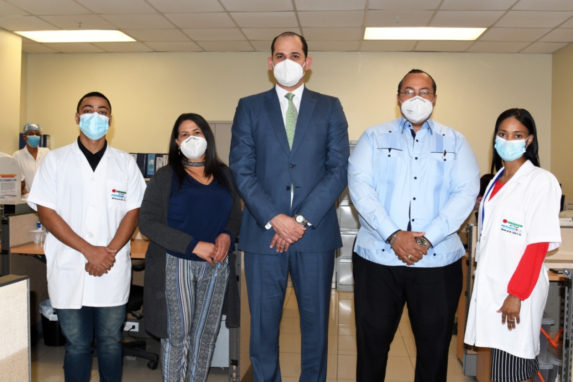 El director del Indocal junto al director y parte del equipo de Control de Calidad de Promese Cal