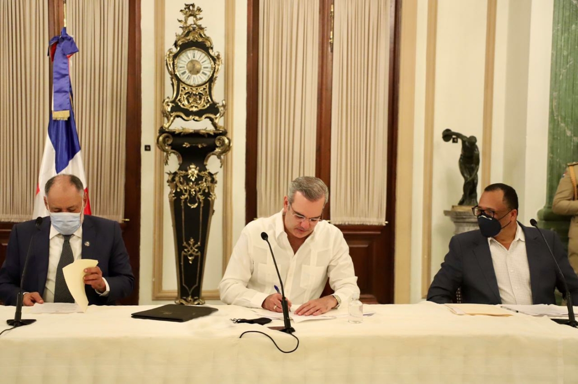 El doctor Miguel Wessin, el presidente Abinader y Franco de los Santos, del IDECOOP