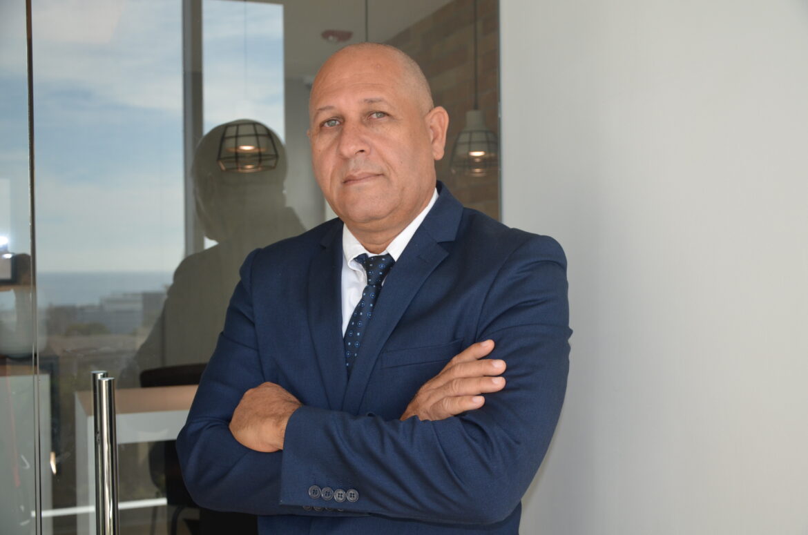 Guarionex Luperón, autor del libro.