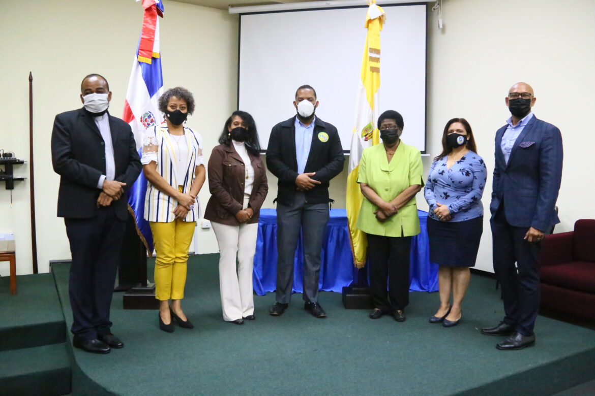Ricardo de la Rosa, Santa de la Cruz, Carmen Mercedes Rodríguez, Danny Rincón, Celsa Batista, Kirsis De los Santos, Salvador Batista. (Participantes con autoridades de la UCSD)