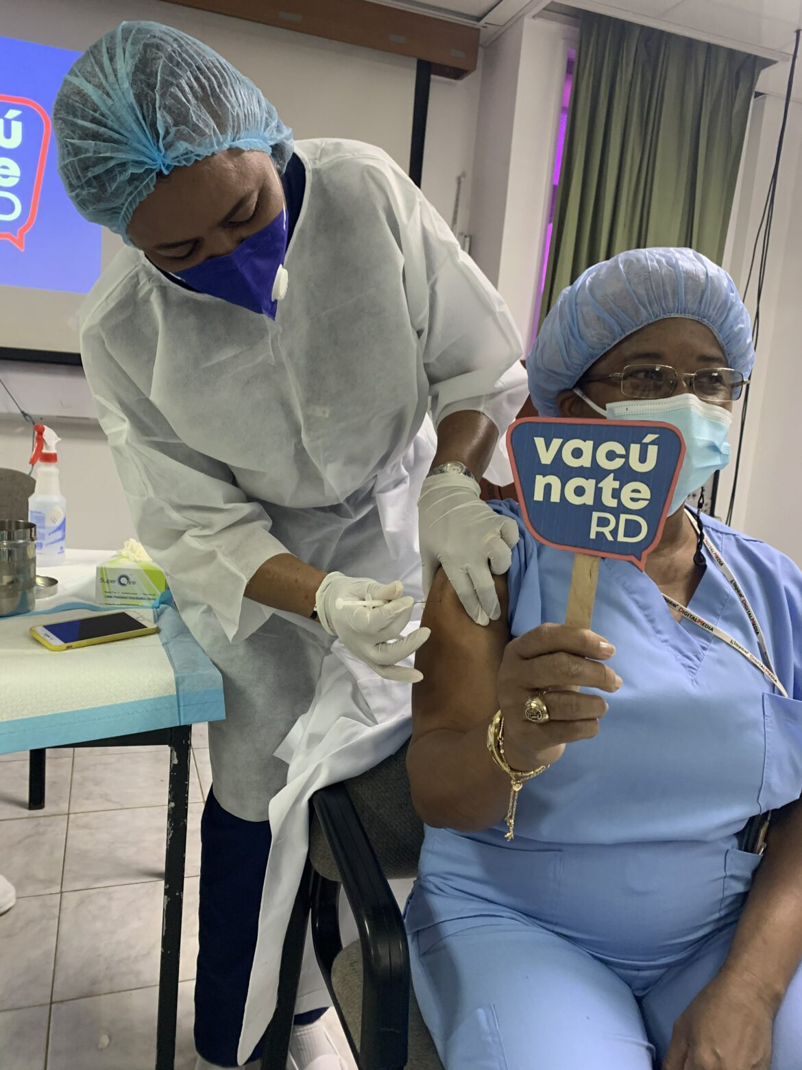 Centro de Gastroenterología inicia jornada de vacunación contra el Covid -19.