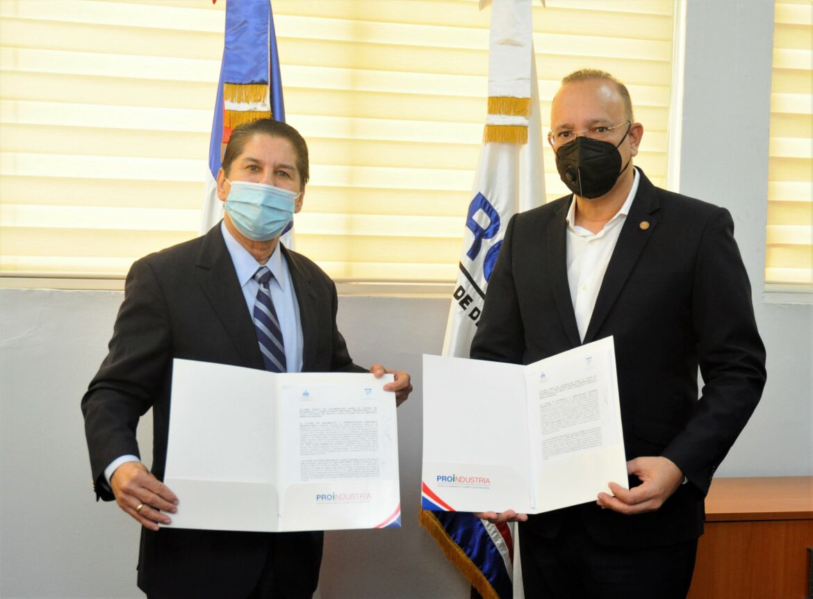 José Aníbal Vargas y Ulises Rodríguez cuando proceden a firmar el acuerdo.