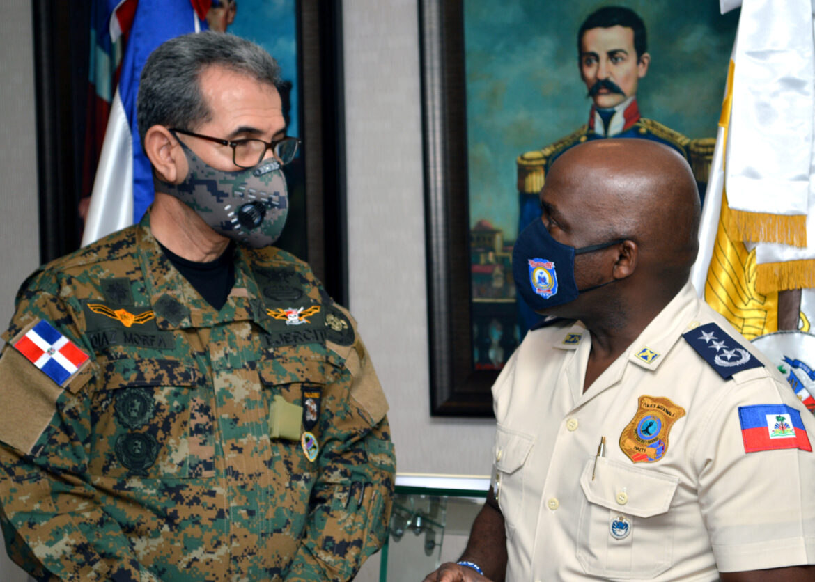 Ministro de Defensa y Director General de la PN se reúnen con altos mandos de la policía haitiana..