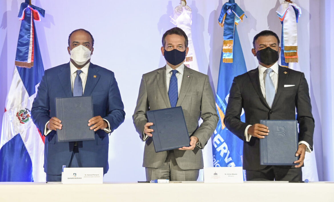 Samuel Pereyra, Víctor (Ito) Bisonó Haza y Andrés van der Horst, gerente general de la Fiduciaria, lanzaron el “Fideicomiso de Administración para el Programa de Masificación del Gas Natural (MASGAS)”.