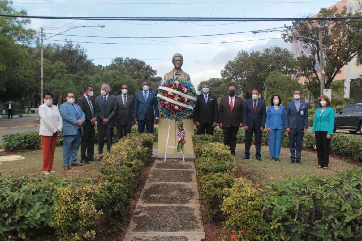 UASD HONRA A SÁNCHEZ CON OFRENDA FLORAL