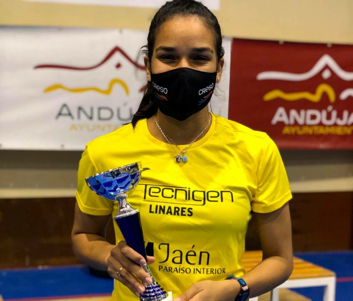 eva-brito-con-su-trofeo-de-tercer-lugar-en-sencillos-photo-2020-12-28-10-08-43_15459233_20201228190734
