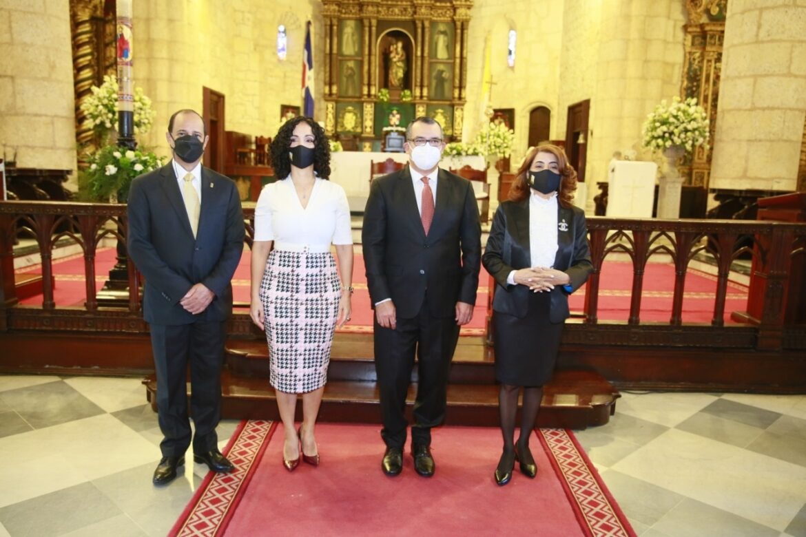 Al centro, el presidente de la JCE, Román Jáquez Liranzo, junto a los miembros titulares del pleno, Rafael Vallejo Santelises, Patricia Lorenzo y Dolores Fernández.