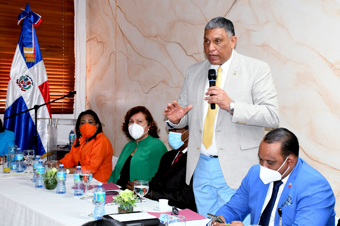 El ministro de Interior y Policía, Jesús Vásquez Martínez, habla a las gobernadoras provinciales en la sede del MIP.