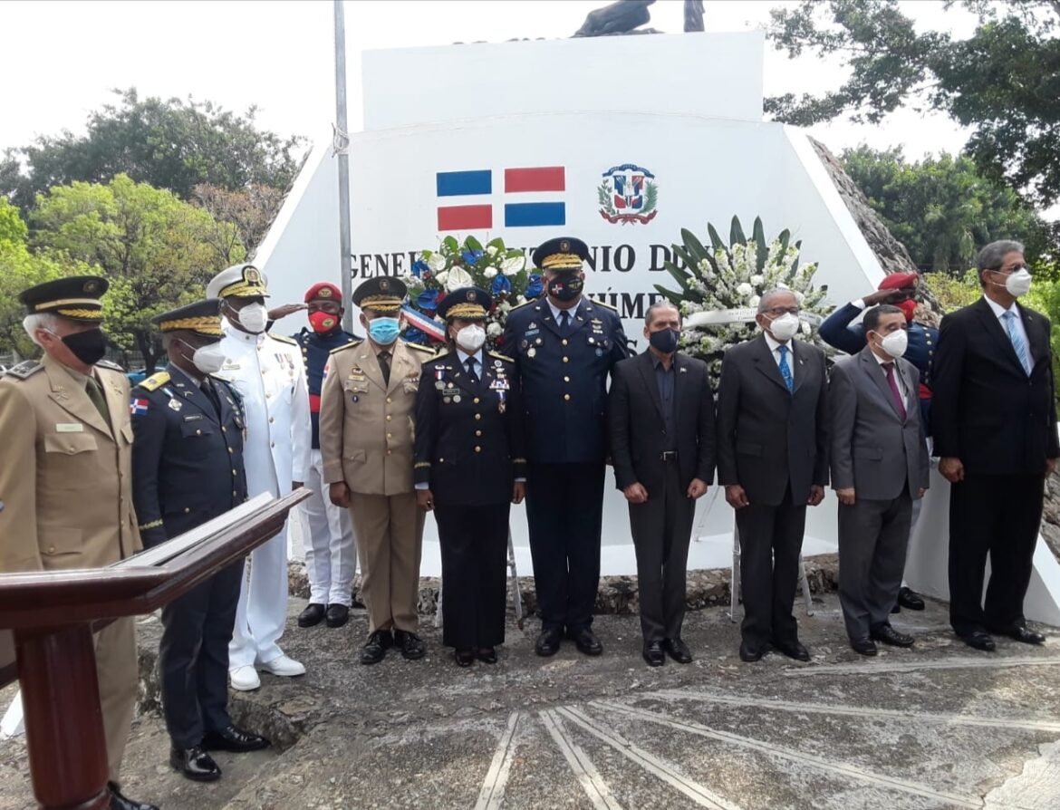 Foto 1 principal Juan Pablo Uribe, junto a altos militares y representantes del Instituto Duartiano, luego de depositar las ofrendas florales.