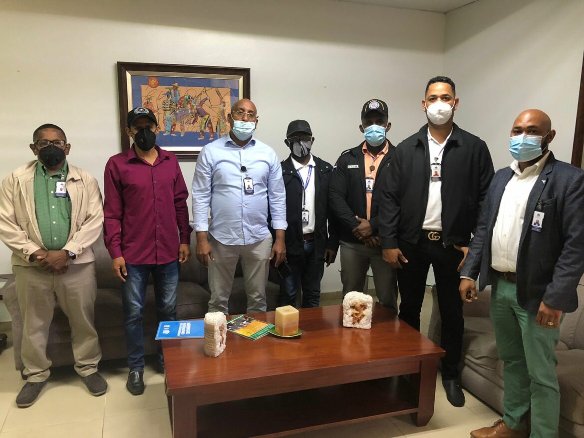 Pedro Antonio Paredes Moreno con parte del equipo de supervisión.