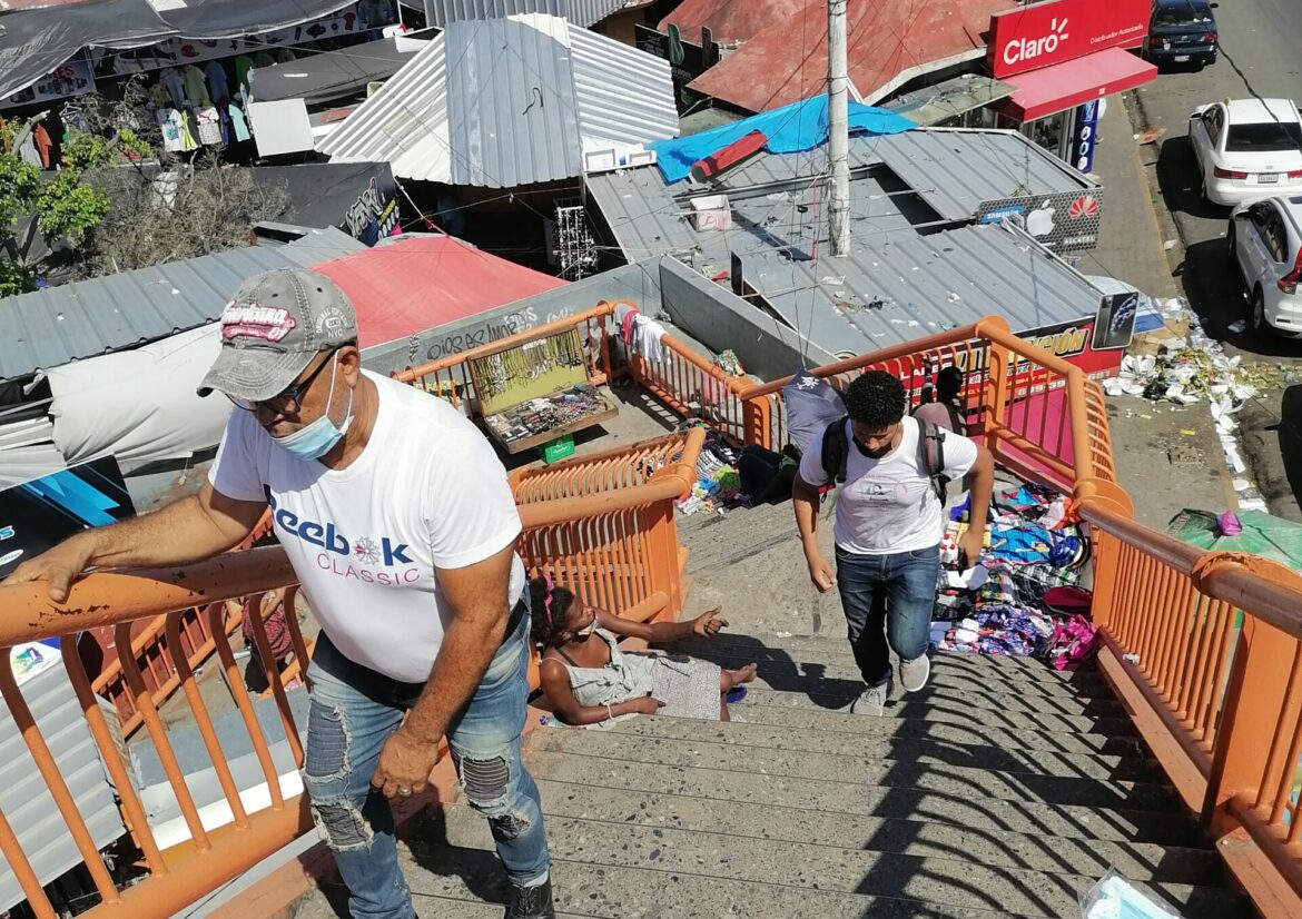 Vendedores de baratijas reinvaden el puente peatonal del Kilómetro nueve de la Autopista Duarte