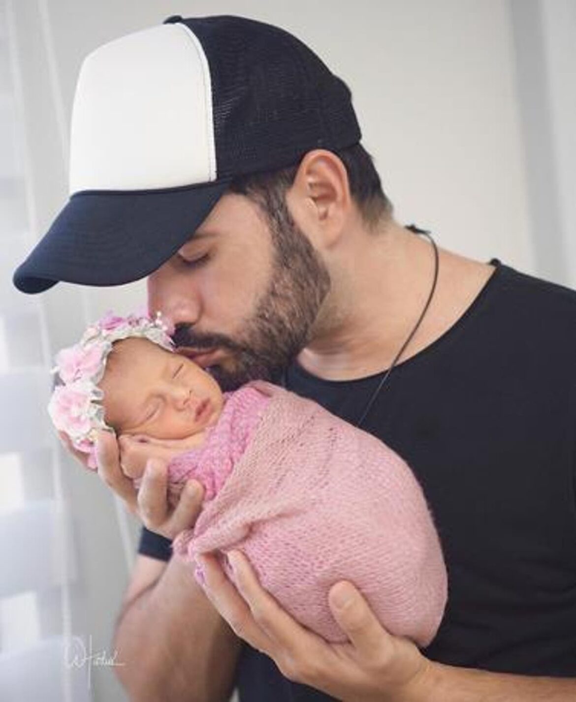 manny-cruz-presenta-su-beba-a-seguidores