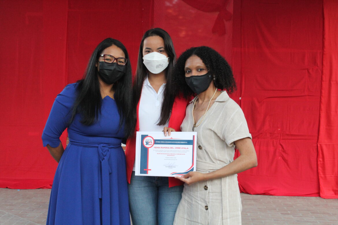 1. EN EL CENTRO AWILDA DE JESUS ENTREGA RECONOCIMIENTO A KENIA DEL ORBE, LE ACOMPAÑA LICET M. ESPINOSA, MAESTRA DE CEREMONIA
