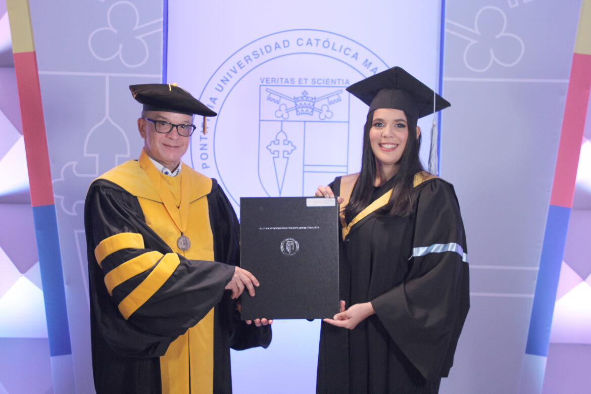 De izquierda a derecha, Mons. Alfredo de la Cruz Baldera y Maite Frías Hiciano, graduada de honor 70 Graduación CSD