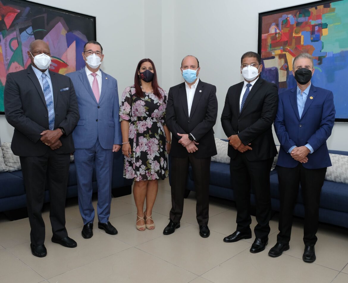 Principal. Johnny Ventura, David Collado, Yenny Lovera, Román Caamaño Vélez, Juan Manuel Martín de Olivo, José María Reyes y Luis José Chávez.