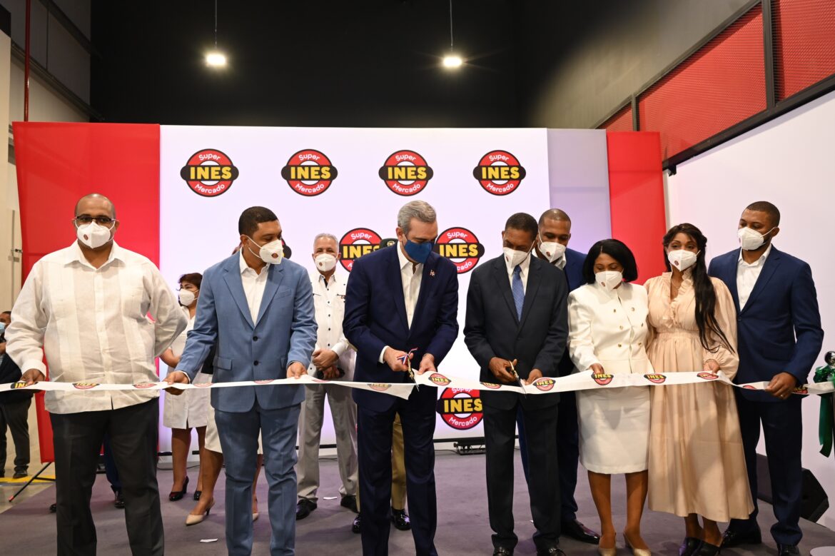 Corte de Cinta – Ramón Aquino, Teudis Aquino, Luis Abinader, Arsenio Aquino, Michael Aquino Marianela Cordero, Michell Aquino y Pixtel Aquino