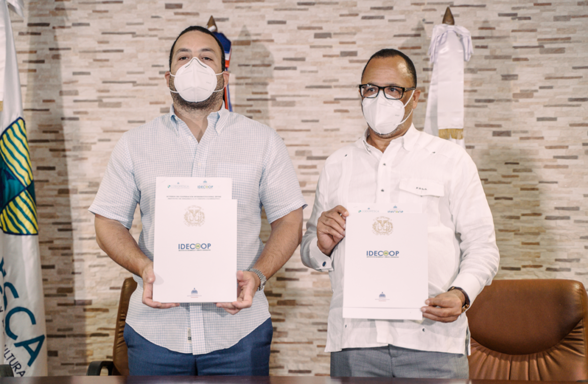 Durante la firma del acuerdo estuvieron presentes autoridades de ambas instituciones.