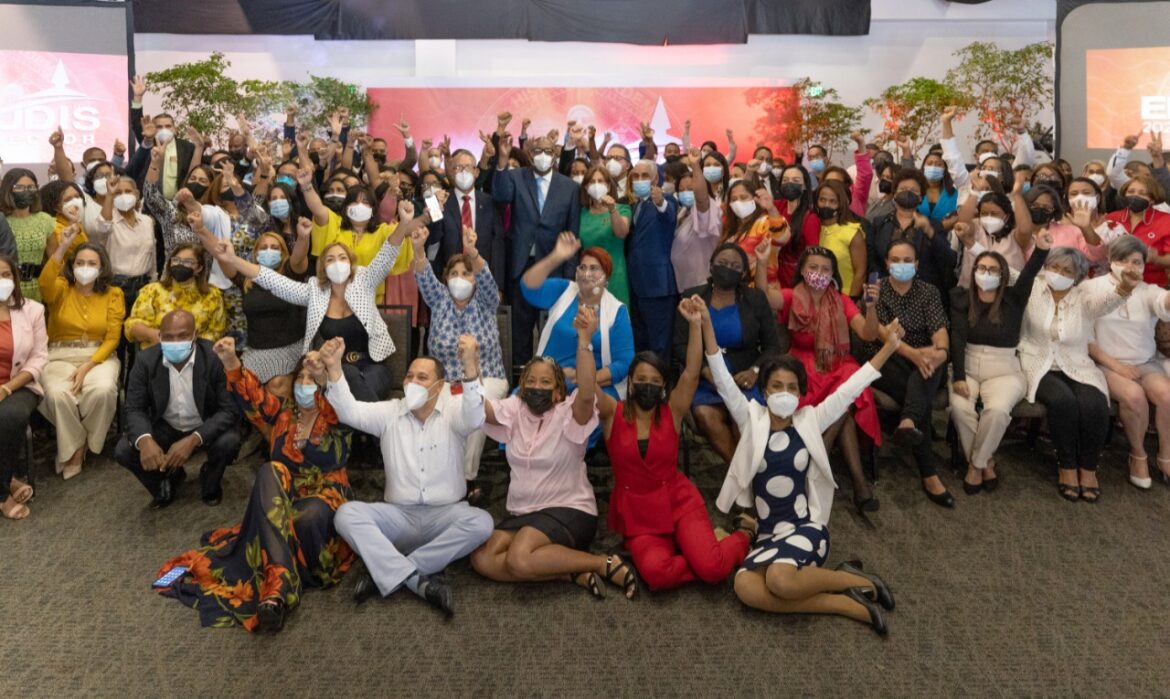 Editrudis Beltrán recibe apoyo de cientos de profesores que votarán por primera vez en elecciones UASD