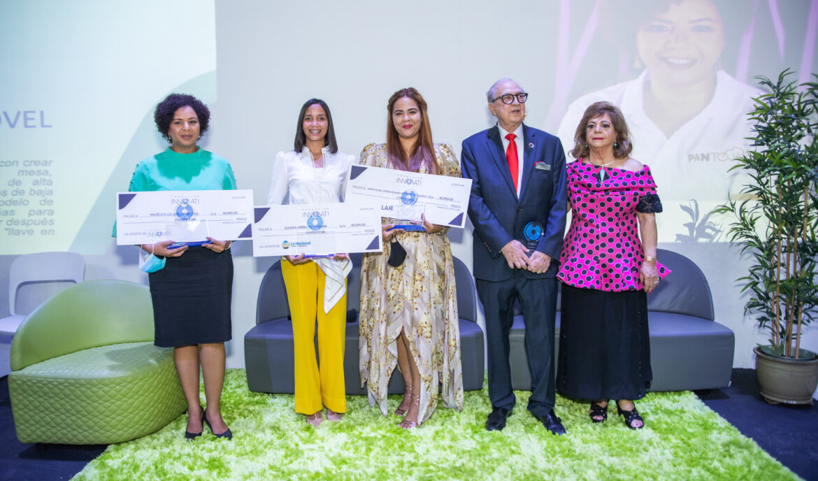 IMG_0567 tercera importanes.Luis Sanchez Noble y Mildred Josefina de Sanchez Nobles junto a las jovenes emprendedoras galardonadas Angeliica Luciano, Suleika Ureña y Emadin Guaba.