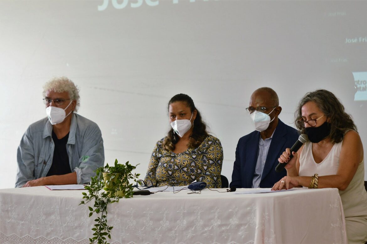 Imagen Inés Franceschelli al leer documento.