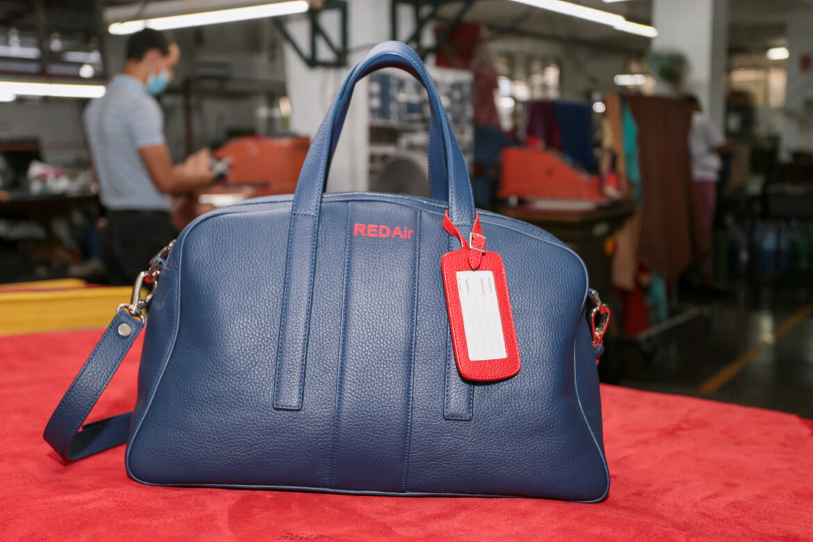 Bolsos de la tripulación RED Air llevarán sello dominicano.