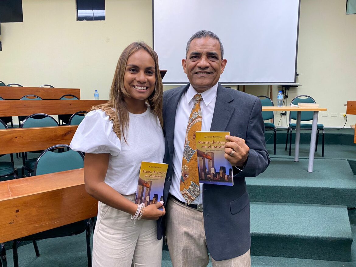 Libro de poemas Manto de terro en el paraiso.