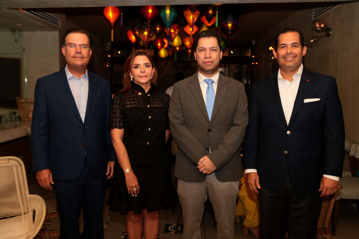 – Miguel Roig, Mariajosé Turull de Roig, Jatzel Román y José Manuel Romero