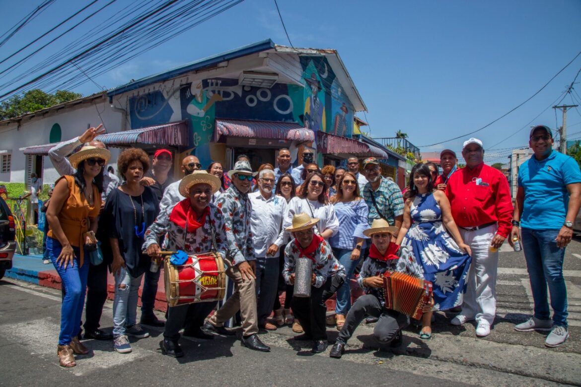 Toda la delegación de Acroarte en los murales del barrio Los Pepines de Santiago