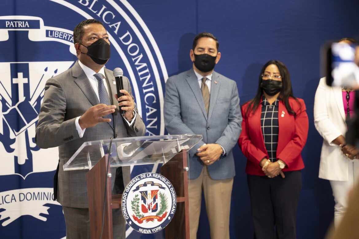 Ysidro García en la rueda de prensa, acompañado por el cónsul dominicano en Nueva York, Eligio Jáquez, y la diputada en el Exterior, Servía Iris Familia.