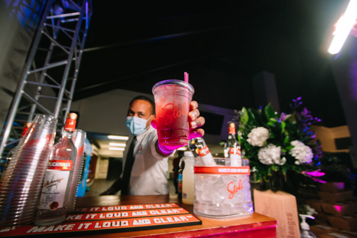 Estudiantes de UNIBE celebran los 30 años de Mercadexpo.