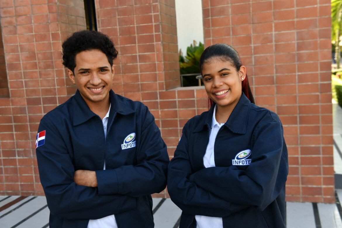 Bryan Cabrera y Nancy Castillo, participantes ganadores de medalla de bronce en Soluciones de Software IT y Ciberseguridad