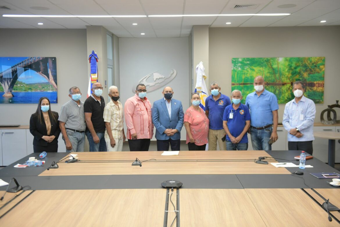 Rafael Santos, junto a directivos de FUNSACO