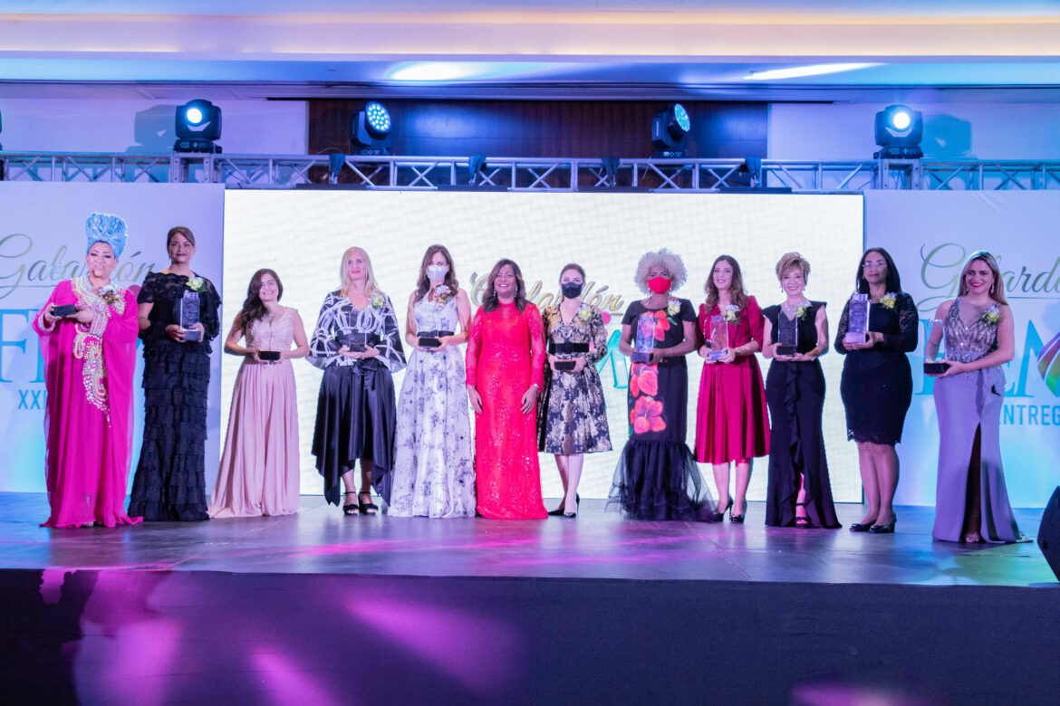 IMG_8537 La presidenta Fem Amarilys Duran junto a las galardonadas.