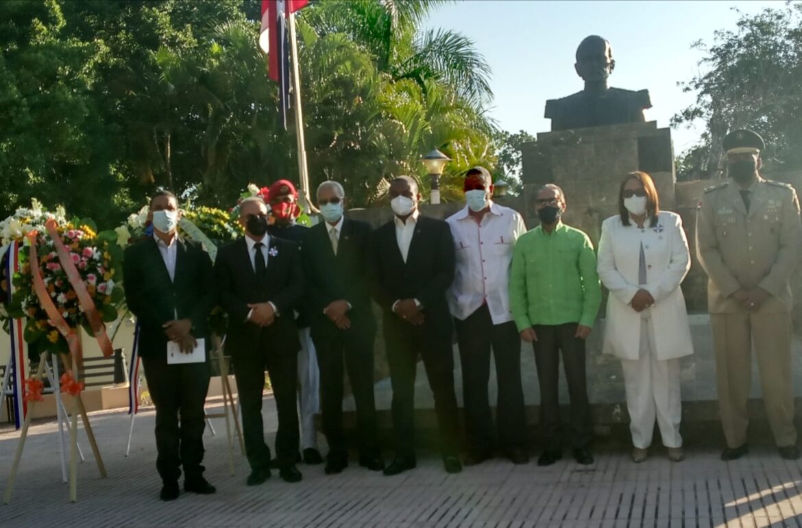 Juan Pablo Uribe, al centro junto a autoridades civiles y militares, luego de hacer el depósito de ofrenda.