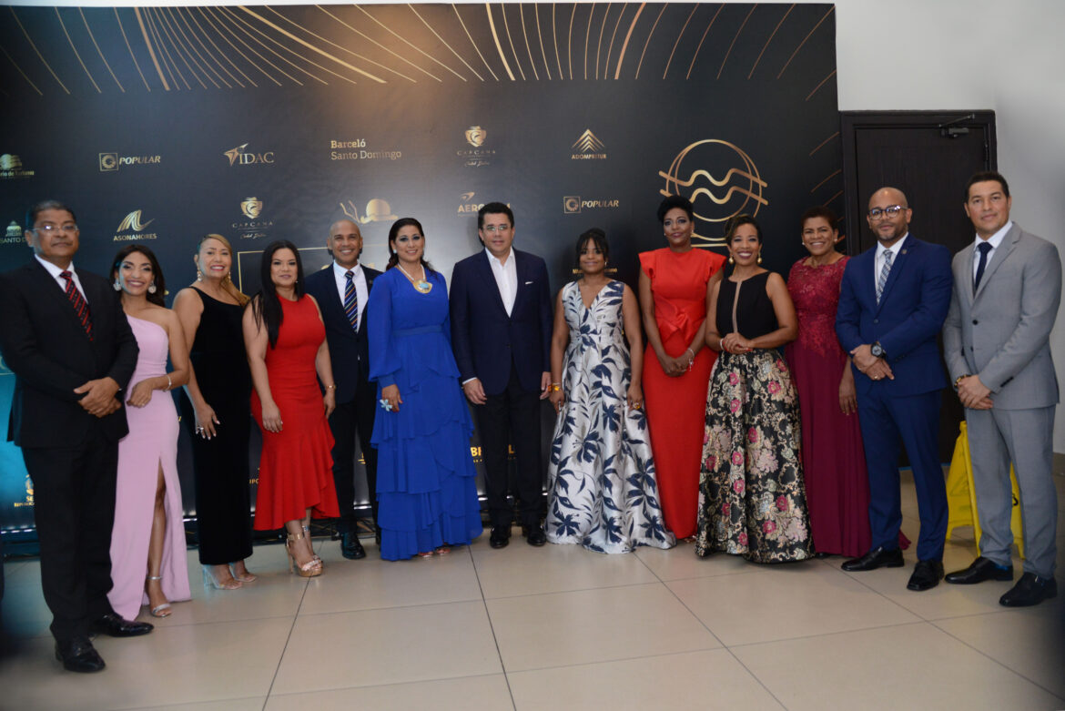 ROM_6226 Ojo principal. Al centro el ministro de Turismo David Collado y Yenny Polanco Lovera, junto a la directiva de Adompretur.